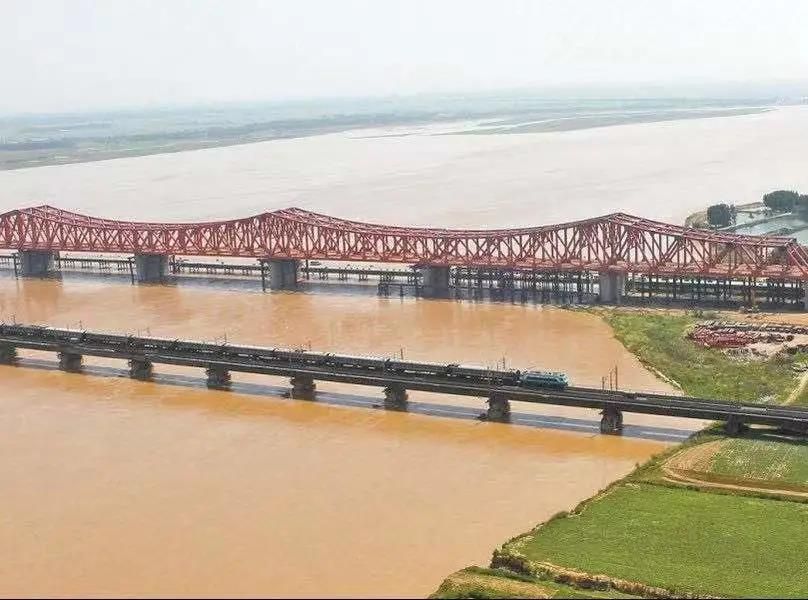 左為京廣鐵路鄭州黃河橋，右為鄭焦城際鐵路黃河大橋